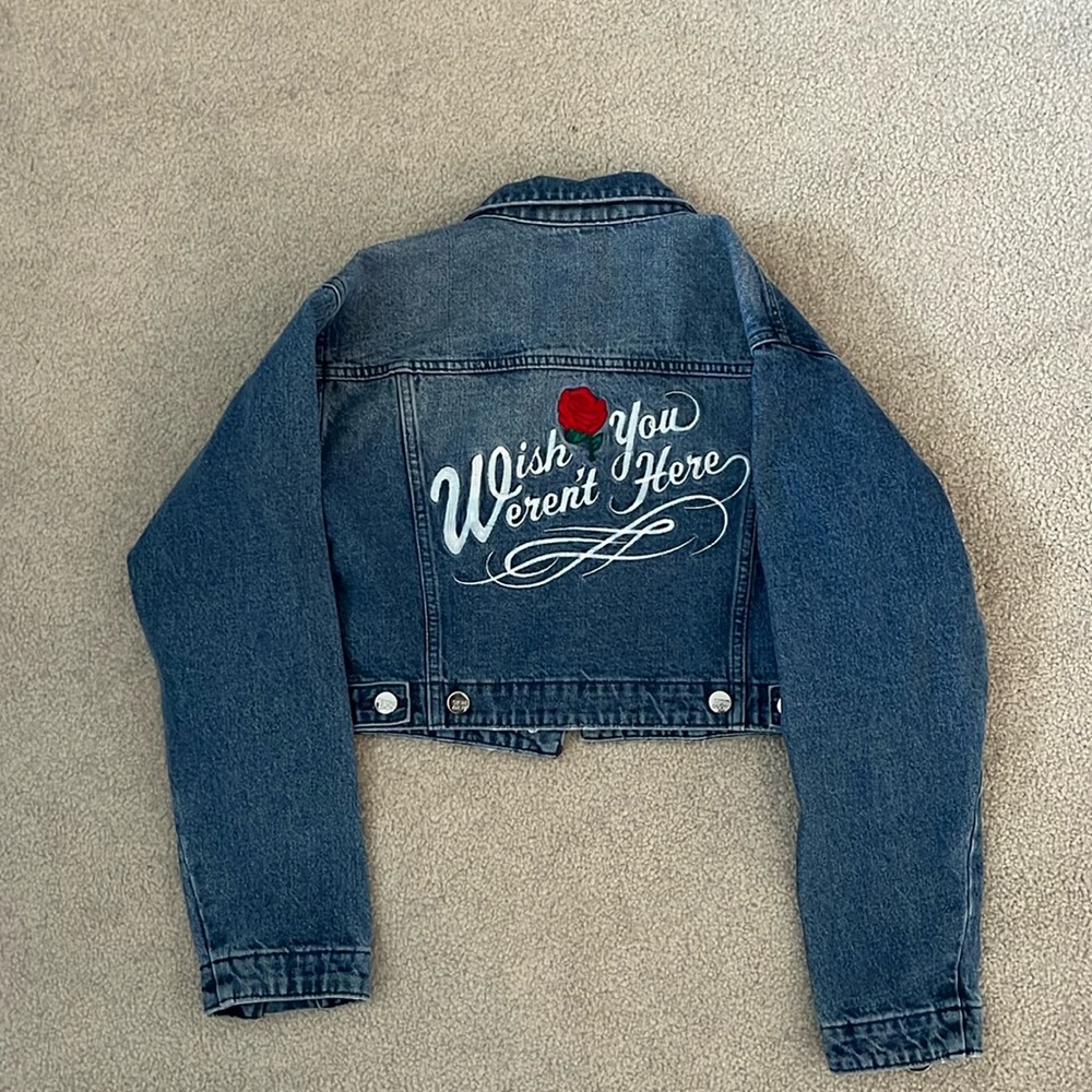 Cropped denim jacket with embroidered graphic